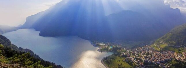 Molveno, eine Naturoase fernab vom Alltag, vor der Kulisse der Dolomiten