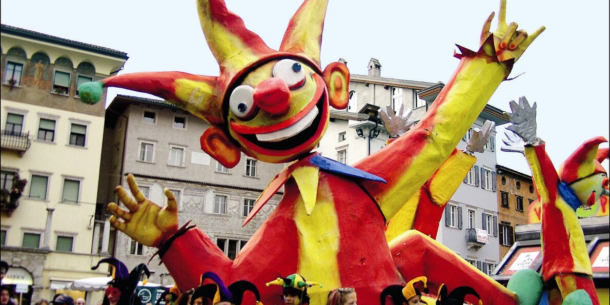 Bunte Umzüge - Fasching in den Bergen im Trentino 