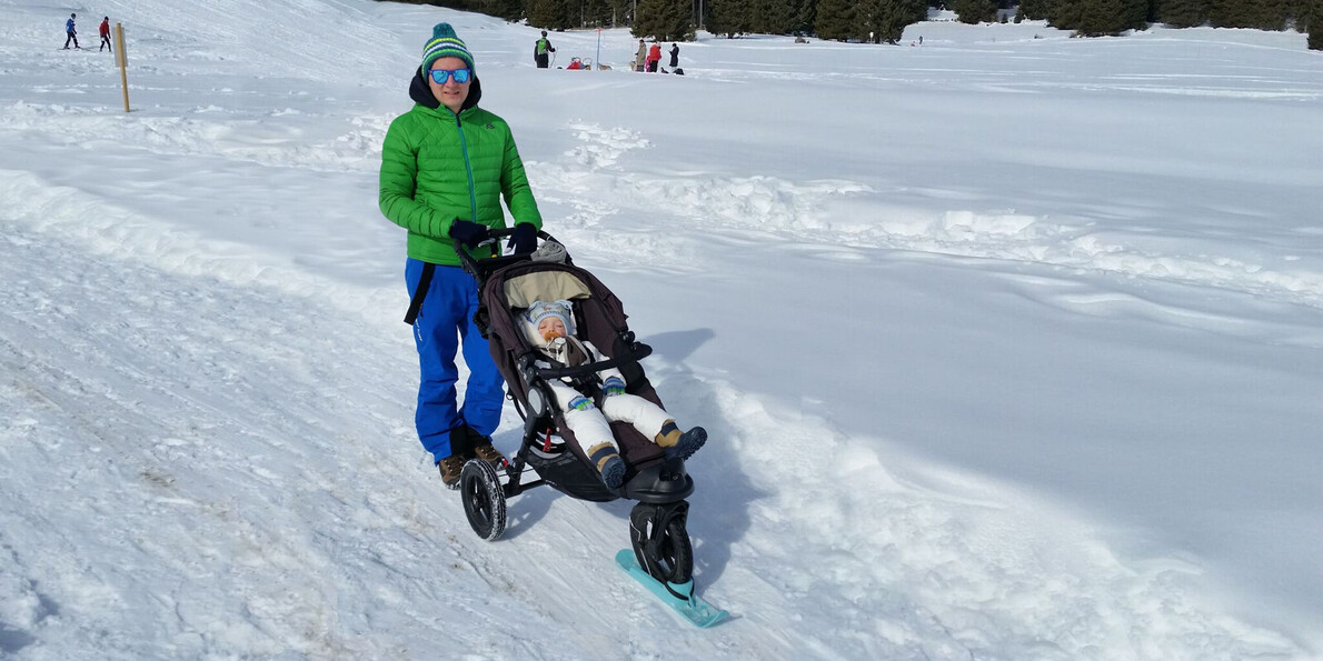 With the strollers on the snow |Baby trekking in winter