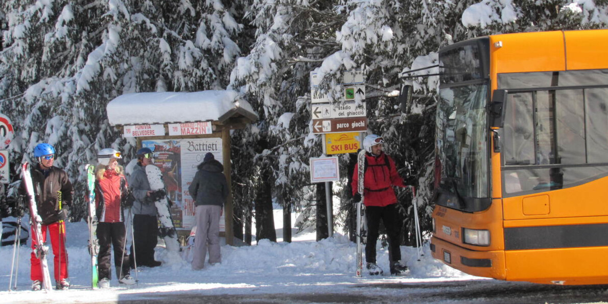 Využij služeb skibusů pro pohodlné přesuny během dovolené