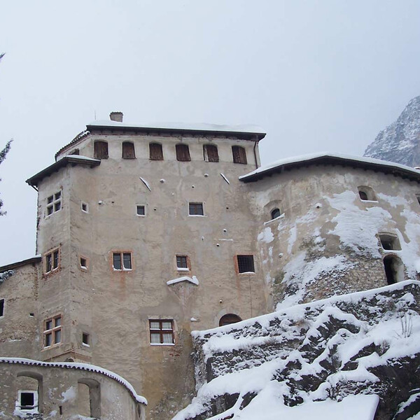 Castel Pietra | © Foto Archivio Apt