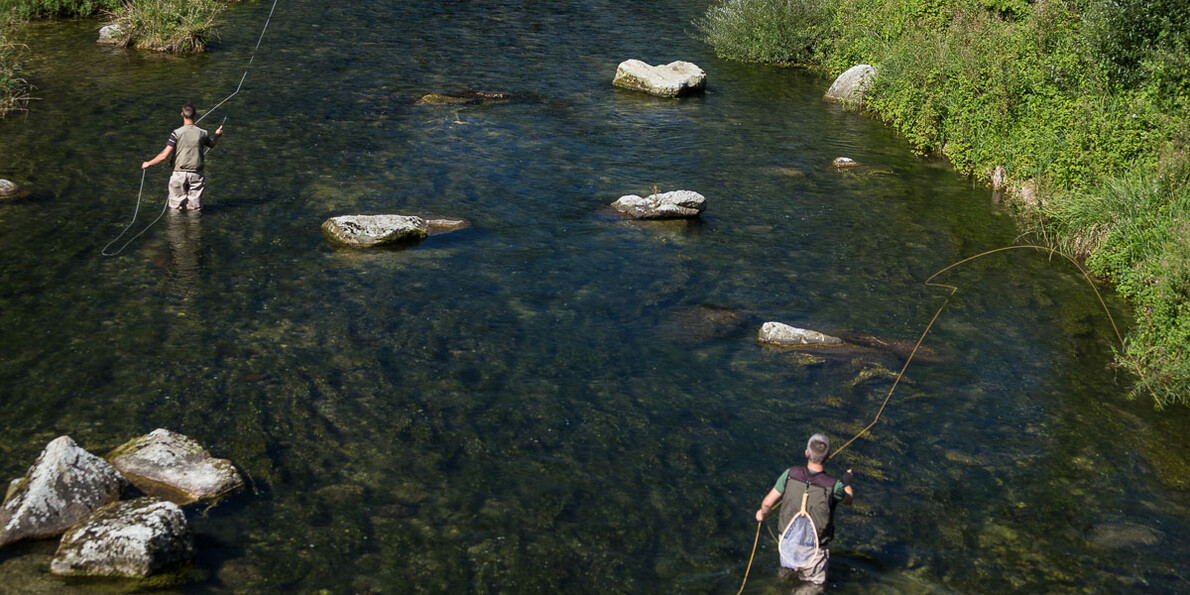 Het visseizoen gaat door in de herfst
