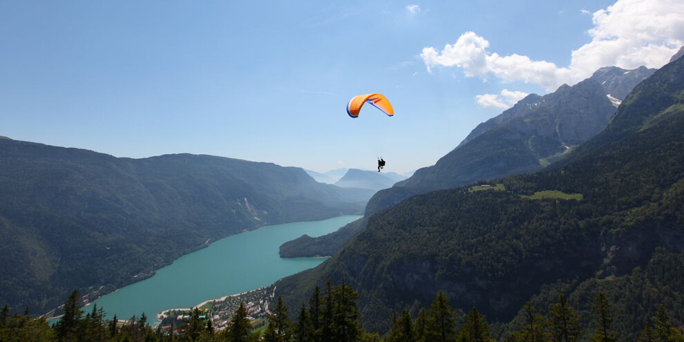 Paganella - parapendio sul lago di Molveno