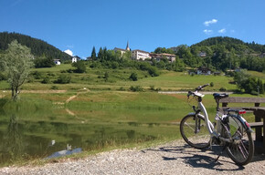Con l'E-Bike ai Laghetti ai Masi di Ruffrè | © APT Val di Non 