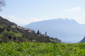 View on Lake Garda and the village of Canale di Tenno | © Garda Trentino 