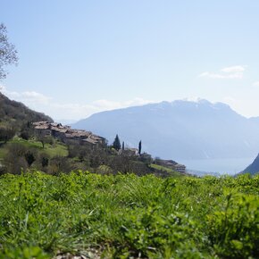 Blick auf den Gardasee und das Dorf Canale di Tenno | © Garda Trentino 