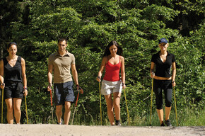 Persone che passeggiano su sentiero Madonna di Colle | © APT Valsugana e Lagorai