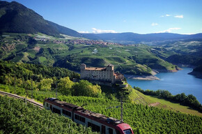 Veduta del lago di S. Giustina con il castel Cles | © APT Val di Non 