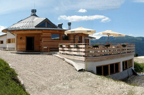 Hike to Refuge Baita Tonda | © Azienda per il Turismo Alpe Cimbra