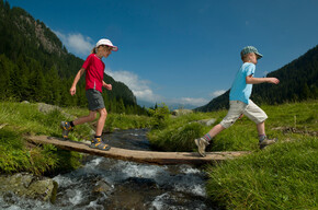 Children and stream | © APT Fiemme Cembra
