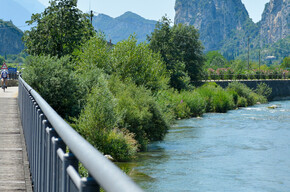 The cycle path along river Sarca (The Castle of Arco in the background) | © Garda Trentino 