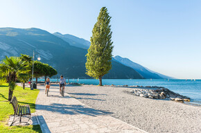 The cycle path in Torbole, beside the beach | © Garda Trentino 