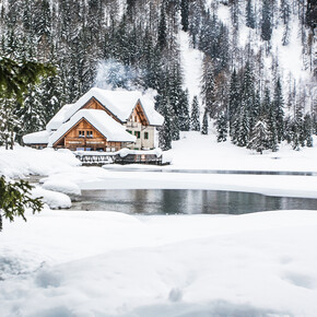 Nambino lake and hut in winter | © APT Madonna di Campiglio, Pinzolo, Val Rendena