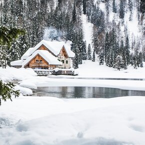 Nambino lake and hut in winter | © APT Madonna di Campiglio, Pinzolo, Val Rendena