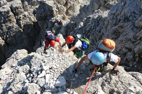 Climbers on an exposed passage along the Bocchette Alte | © Madonna di Campiglio Azienda per il Turismo 