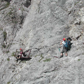 Spektakuläre kleine Brücke entlang der Klettersteig Castiglioni | © APT Madonna di Campiglio, Pinzolo, Val Rendena
