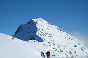 Snowshoers towards Mount Tombea | © Madonna di Campiglio Azienda per il Turismo 