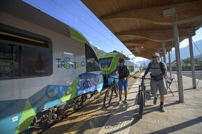Cyclists on the DoGa in Malè | © APT Madonna di Campiglio, Pinzolo, Val Rendena