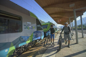 Cyclists on the DoGa in Malè | © APT Madonna di Campiglio, Pinzolo, Val Rendena