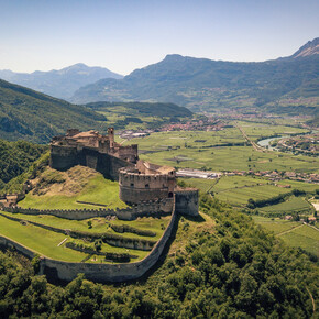 Besenello tour, between Beseno Castle and the Zambel waterfalls | © APT Rovereto Vallagarina Monte Baldo