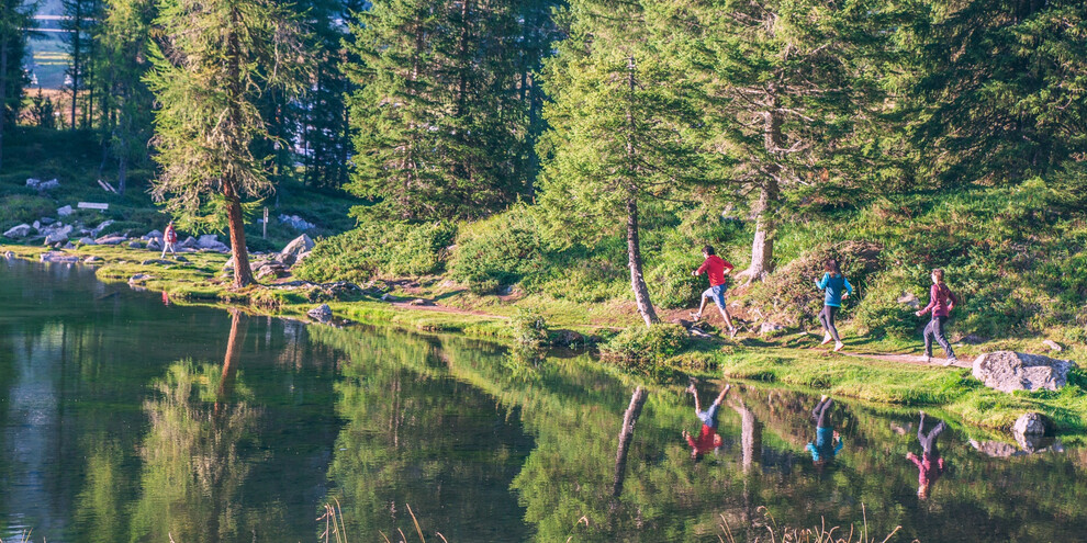 Wandelen langs het San Pellegrino-meer  | © APT Val di Fassa