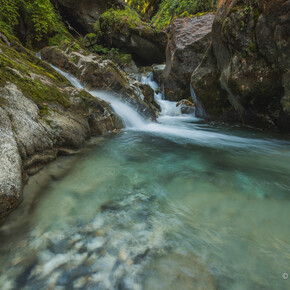 The Cravatta Waterfall and the crocuses of Malga d’Arnò | © Madonna di Campiglio Azienda per il Turismo 