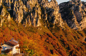Rifugio Pernici with the Pichea mountain ridge in the background | © Garda Trentino 