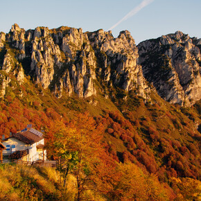 Rifugio Pernici mit dem Berggrat Pichea im Hintergrund | © Garda Trentino 