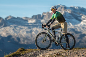 Peller Gravel vor den Dolomiten Brenta | © APT Val di Non 
