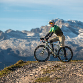 Peller Gravel vor den Dolomiten Brenta | © APT Val di Non 