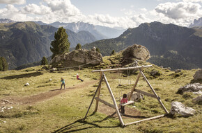Val di Fassa - Bambini giocano nei pressi di una malga