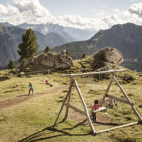 Val di Fassa - Bambini giocano nei pressi di una malga