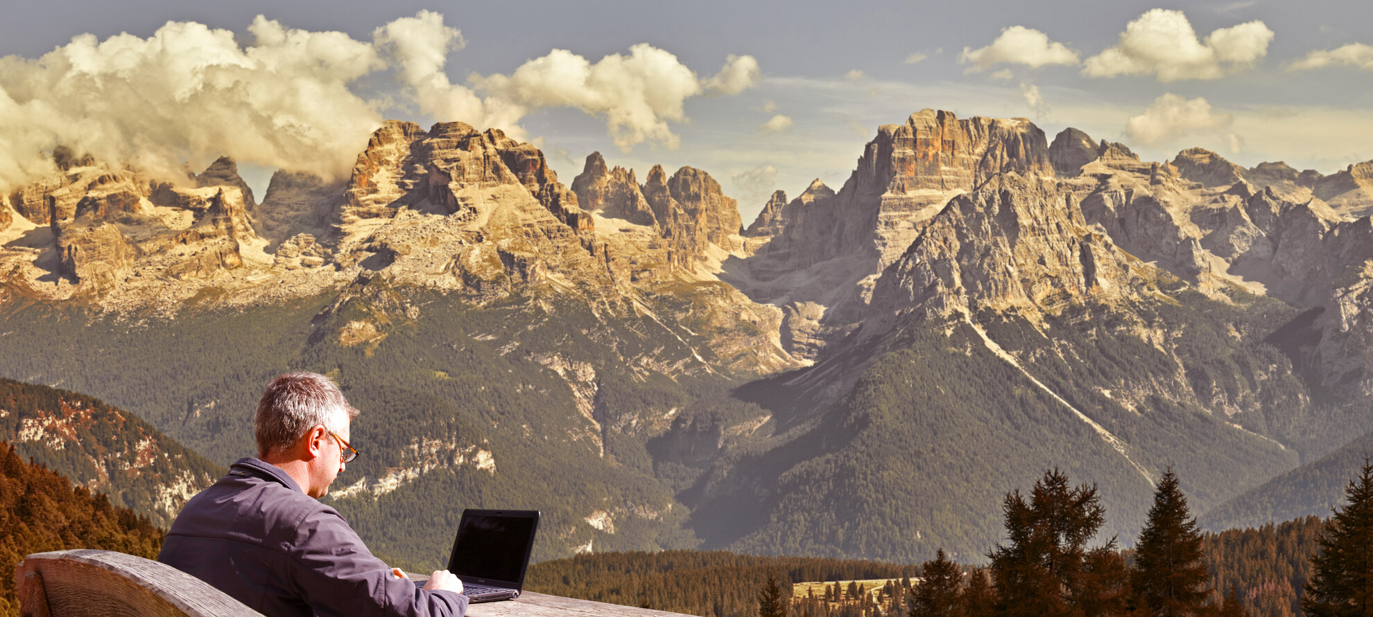 Dalla scrivania vedo le montagne