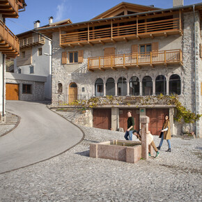 Dolomiti Paganella - San Lorenzo Dorsino - Dolaso - Famiglia nella piazza | © Daniele Lira