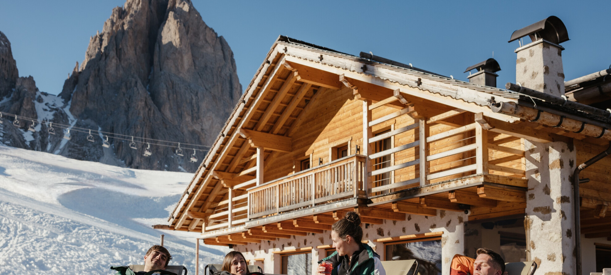 Val di Fassa - Passo Sella - Rifugio Salei - Relax sulle sdraio nella terrazza del rifugio | © Alex Moling