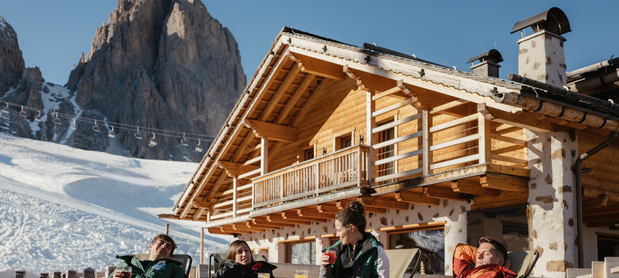 Val di Fassa - Passo Sella - Rifugio Salei - Relax sulle sdraio nella terrazza del rifugio | © Alex Moling