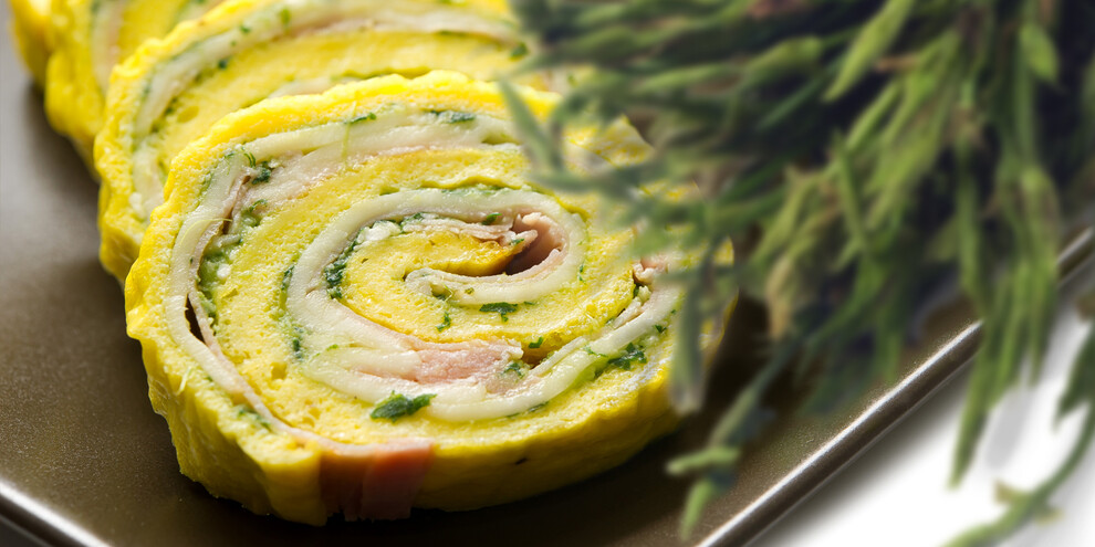 Rotolo di frittata ai germogli di luppolo