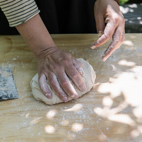 Valle dei Mocheni - Sant'Orsola - Mas del Saro - Impasto per il pane | © Claudia Corrent