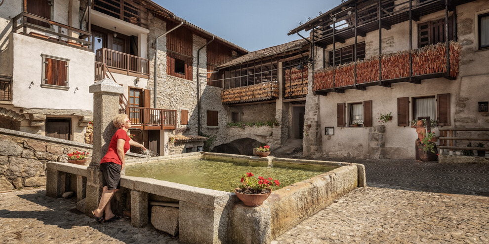 Valli Giudicarie - Bleggio - Rango - La piazza della fontana - Pannocchie | © Daniele Lira