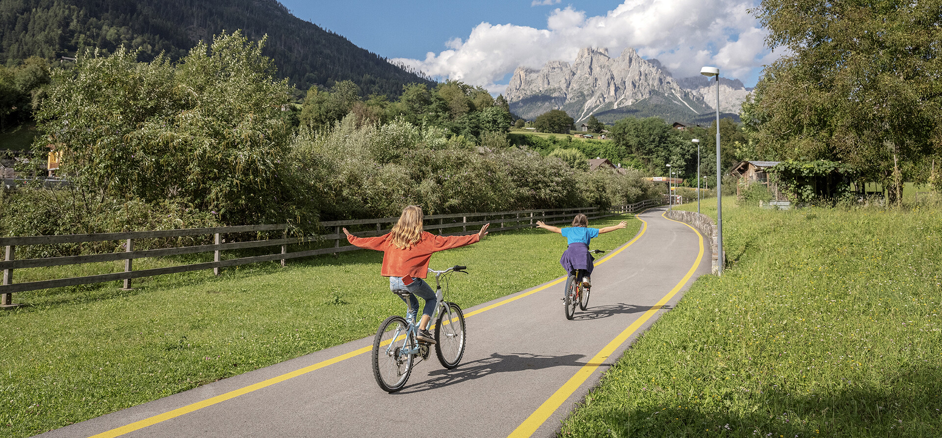 Primiero - Mezzano - Pista ciclabile - Bambine sulla pista ciclabile - Cicloturismo | © Daniele Lira