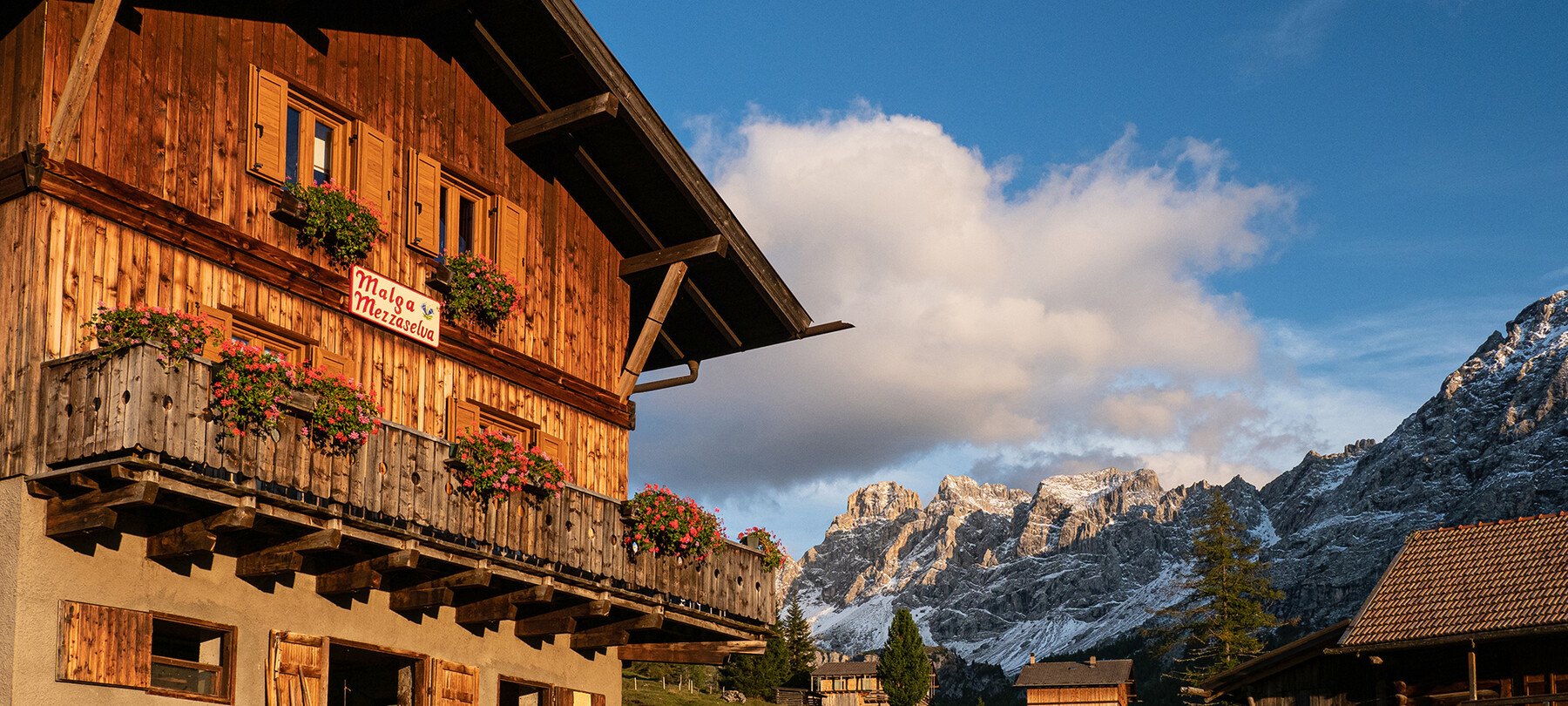 Albe e tramonti in malga in Val di Fassa