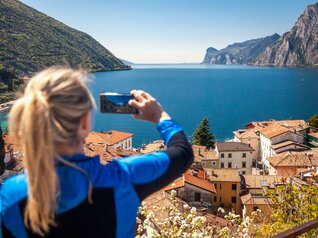 Garda Trentino - Lago di Garda - Torbole - Panorama - Ragazza fa una foto | © Fabio Staropoli