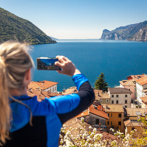 Garda Trentino - Lago di Garda - Torbole - Panorama - Ragazza fa una foto | © Fabio Staropoli
