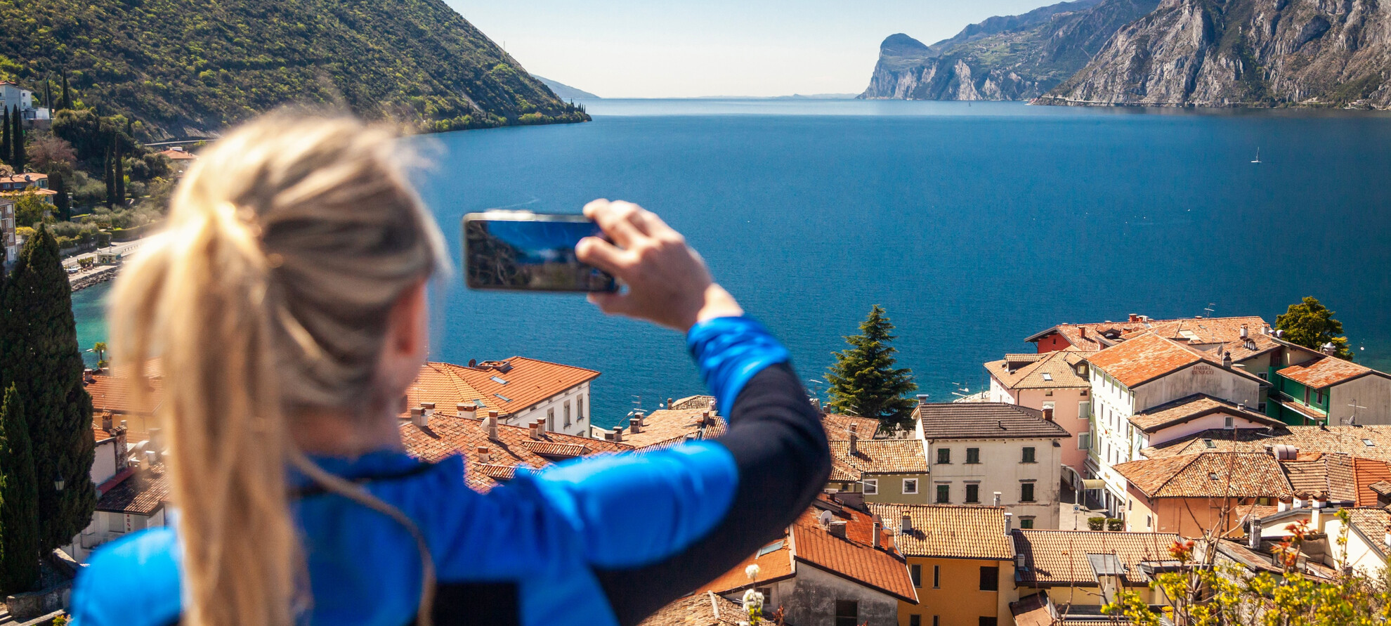 Garda Trentino - Lago di Garda - Torbole - Panorama - Ragazza fa una foto | © Fabio Staropoli