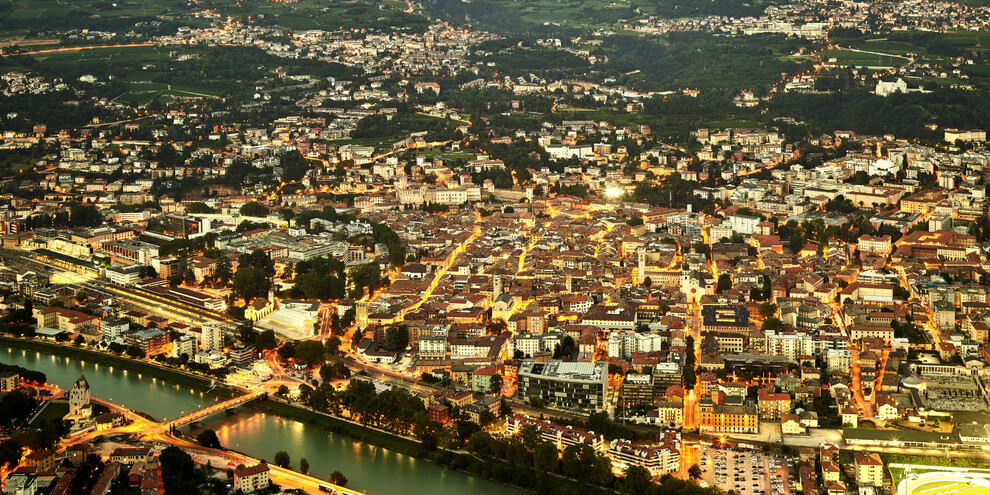 Nachts in luftiger Höhe – Seilbahn Sardagna
