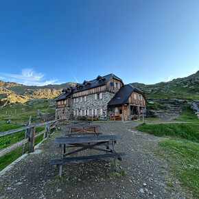 Peaks and mountain huts