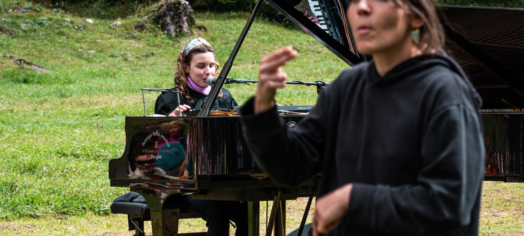 Mentre l’artista canta accompagnandosi al pianoforte, l’interprete LIS traduce il testo della canzone con il linguaggio dei segni.