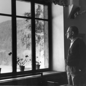 Val di Sella 1949 estate -  Alcide De Gasperi - Osservando dalla finestra di casa | © FONDAZIONE TRENTINA ALCIDE DE GASPERI
