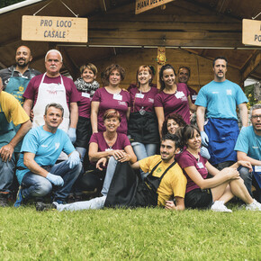 Group photo of some volunteers of the Tutti #Fuori event, the great travelling festival organized by the Trentino Pro Loco associations. The colours of the t-shirts they are wearing tell us that they are volunteers from different Pro Loco associations. But here they work together, and together they celebrate their commitment.