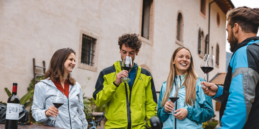 Dolomiti Paganella - Piana Rotaliana - Mezzocorona - Cantina A. Martinelli 1860 - Gravel - Bike - Cicloturismo - Deguatazione di vino | © Mathäus Gartner